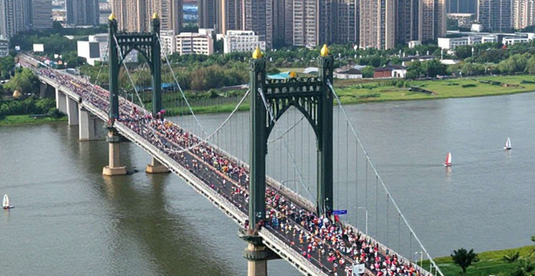 Ba người nữ, vòng lặp 6,7 km và khung hình thứ mười hai ở Hardwick