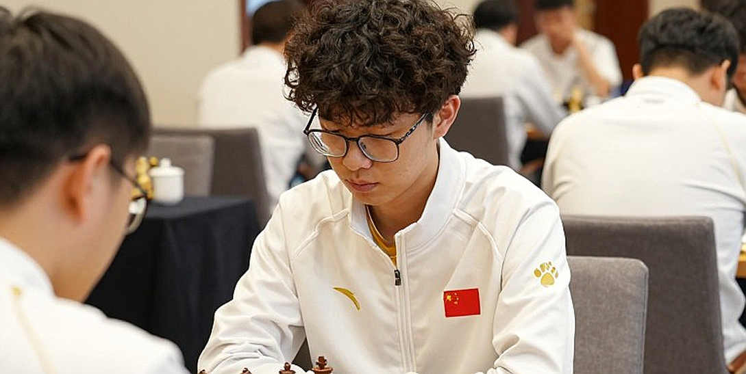 Vị vua bước ra khỏi hàng cuối: Sarana và bài học 5.e5 từ Olympiad