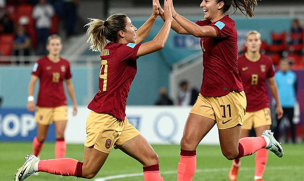 Alvarado và khoảnh khắc suýt khóc: El Tri, dòng thủy triều xanh và điều nằm sau cửa kính xe buýt