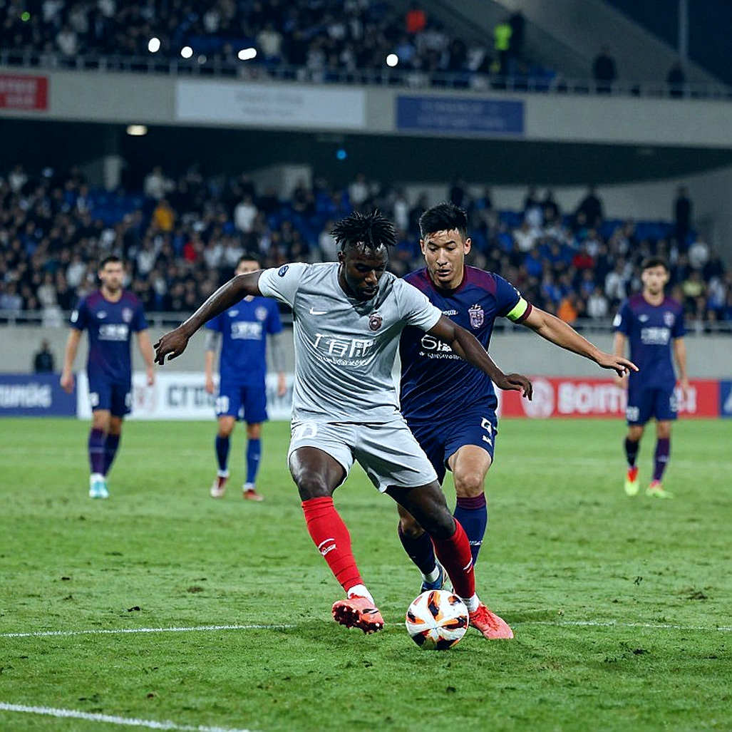 Ngưỡng rút thẻ của trọng tài V.League: khi tiếng ồn khán đài viết lại biên bản