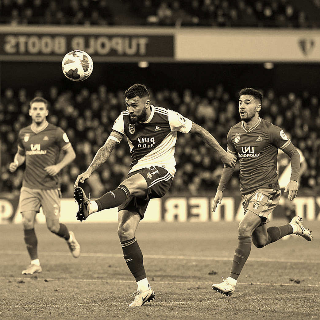 Khi đường phố Paris bốc cháy, tôi mở lịch thi đấu Ligue 1 trước tiên