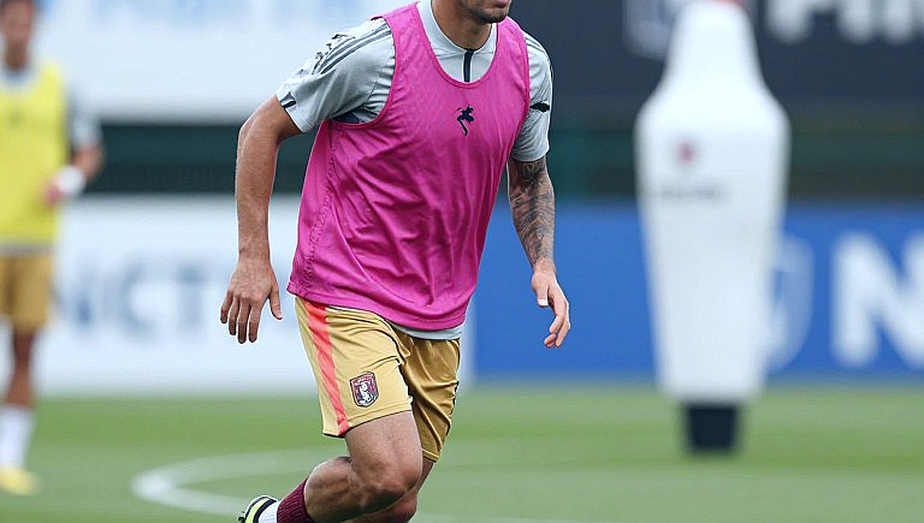 Luciano Herrera, Pumas và suất ngoại binh cuối cùng: Tiếng la ó dưới ánh đèn pha Olímpico Universitario